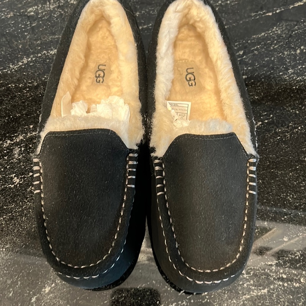 New without tags in box… Ugg Ainsley water resistant slippers, size 9
